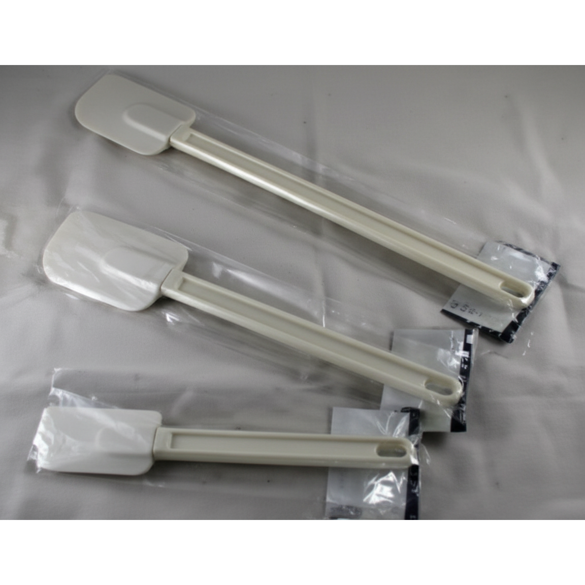 Dough scraper, customizable length, synthetic rubber